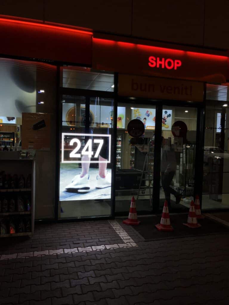 Un ecran LED transparent este un dispozitiv de afișare special care utilizează diode electroluminiscente (LED) pentru a crea imagini sau videoclipuri în timp ce permite luminii să treacă prin ecran.
