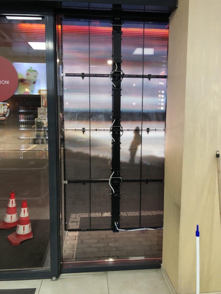 Un ecran LED transparent este un dispozitiv de afișare special care utilizează diode electroluminiscente (LED) pentru a crea imagini sau videoclipuri în timp ce permite luminii să treacă prin ecran.